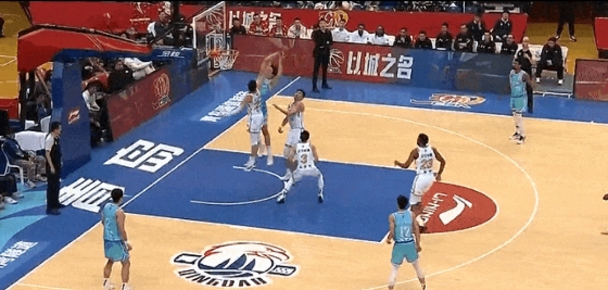 杨瀚森复制麦迪神迹，cba赛场第一人
青岛与辽宁队的比赛进行到第三节，杨瀚森弧顶