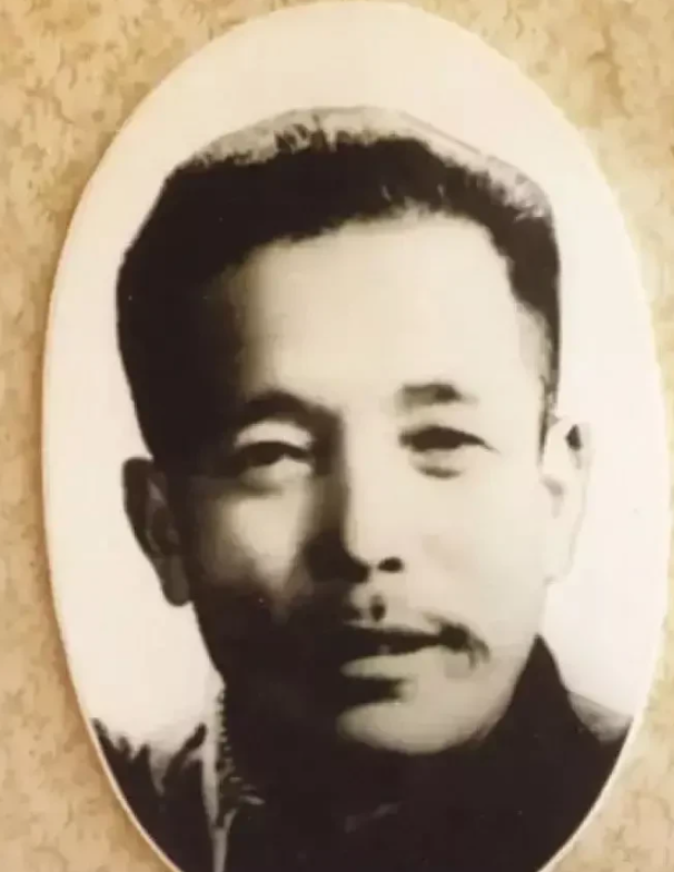 1955年，一男子故意让毒蛇咬自己的舌头，待蛇毒逐渐流散，他突然咬断蛇头，周围的
