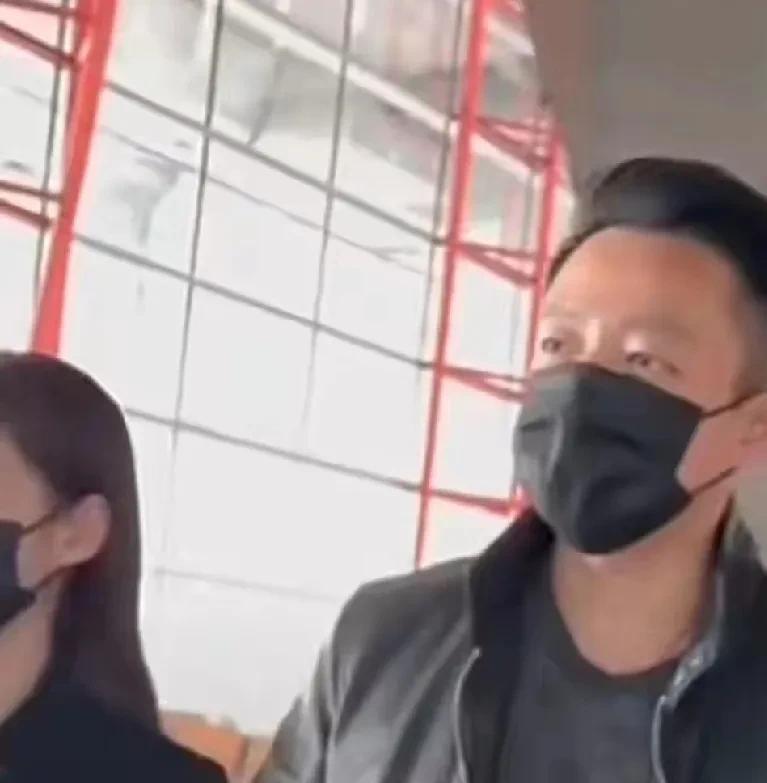 2月27号，周四，汪小菲又和马筱梅去湾湾陪孩子。马上就周末了，他俩会陪孩子在家过