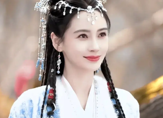 Angelababy杨颖，冲上热搜！

1月18日一大早，baby突然冲上热搜，