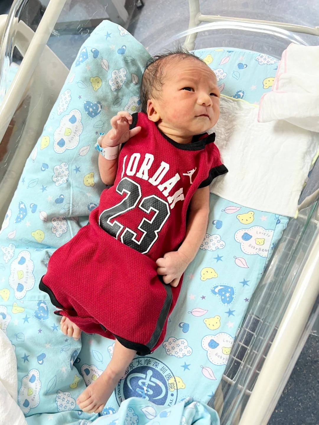 医生一直劝我妈要想开点…
出生第二天了我妈依旧嫌弃我丑
医生劝我妈放宽心，说这孩