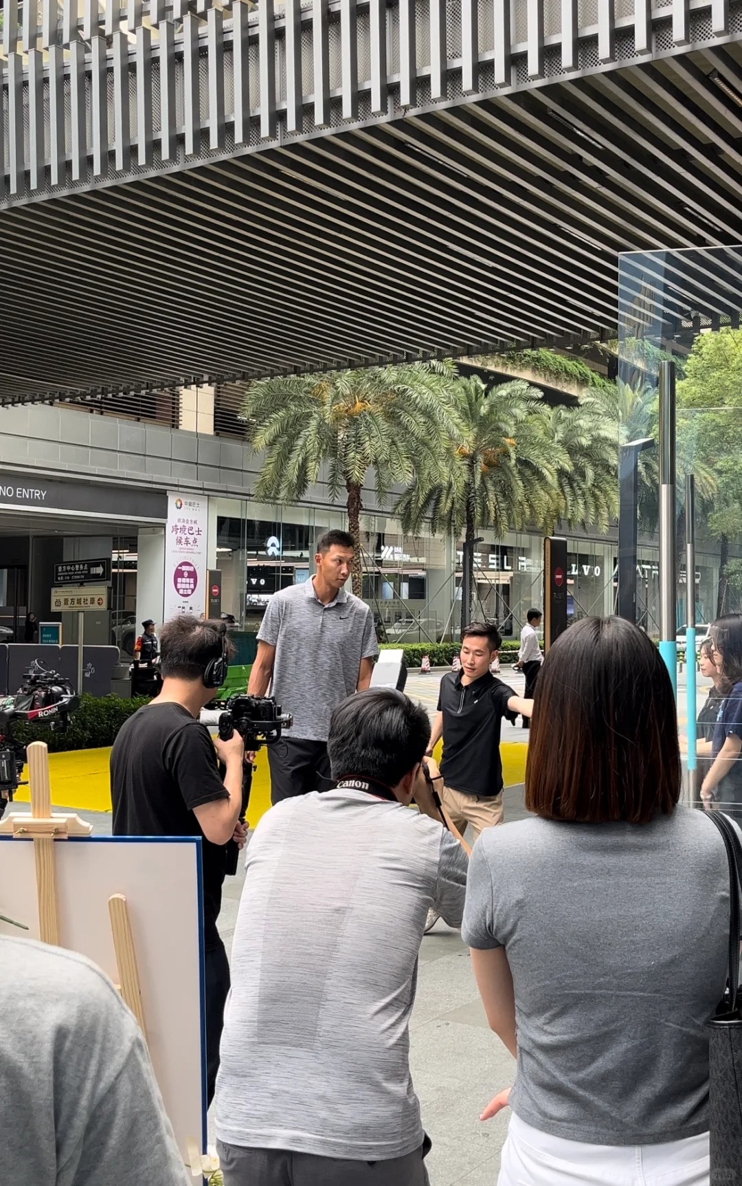 深圳偶遇大哥提车了深圳偶遇易建联提车了