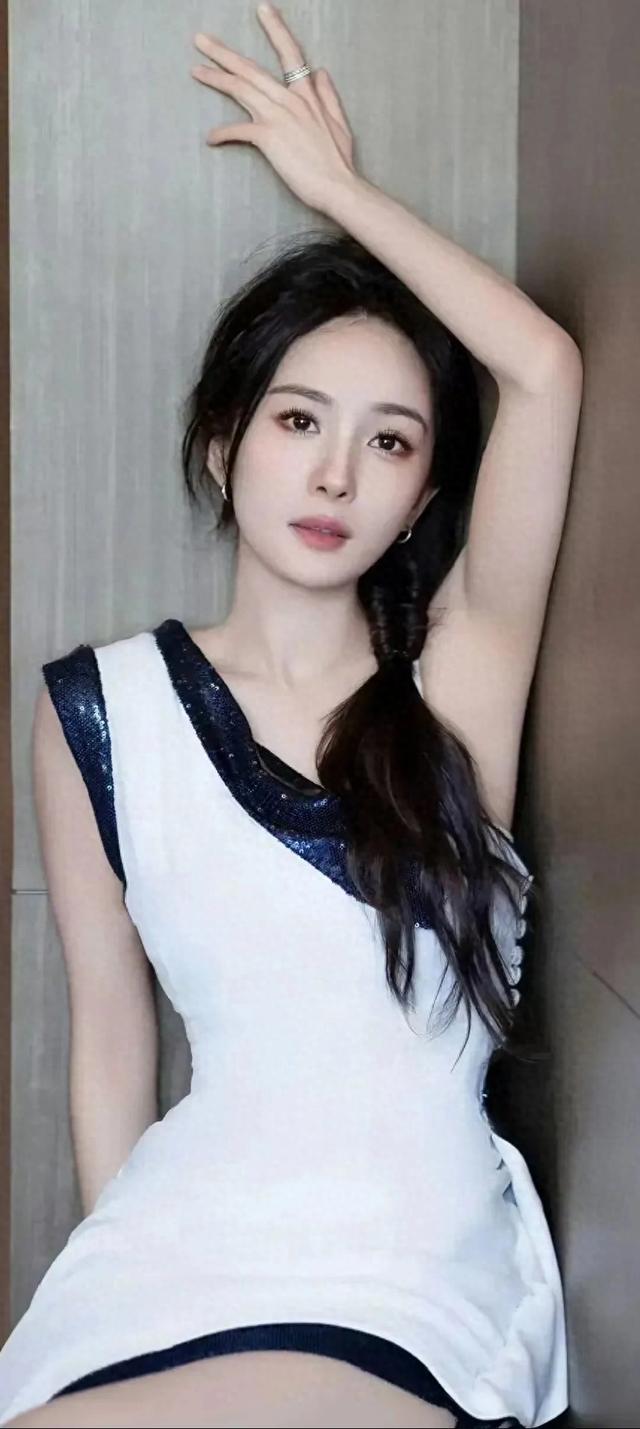 杨幂绝对是个耀眼的存在,还拥有令人羡慕的好身材魅力。(杨幂的闺蜜有几个)-第1张图片-九妖电影 杨幂绝对是个耀眼的存在,还拥有令人羡慕的好身材魅力。(杨幂的闺蜜有几个)-第1张图片-九妖电影