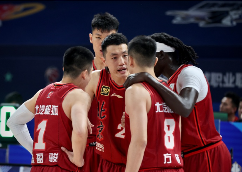 11月12日18点整，CBA俱乐部杯赛揭幕，北京北汽迎战青岛男篮，青岛男篮鲍威尔