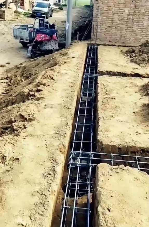 农村建房，基础最复杂
面对邻居这个基础的独特做法
我表示完全看不懂

说是条形基