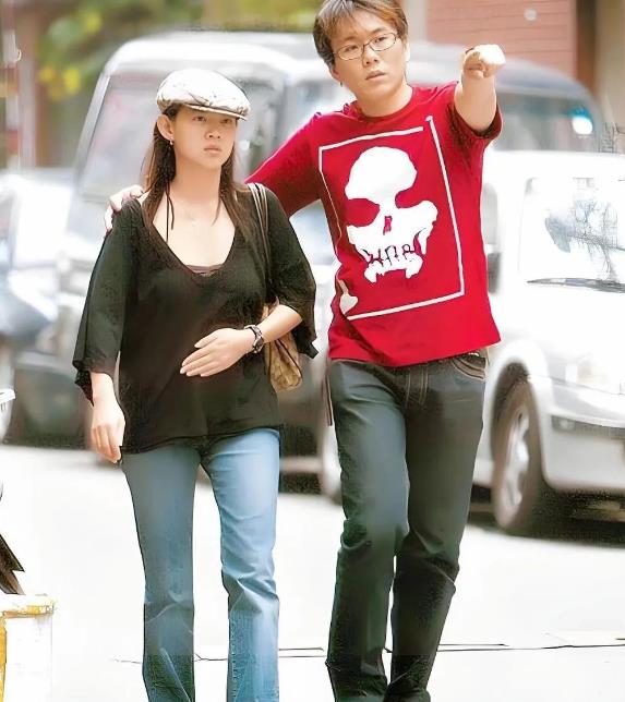 曾宝仪出身演艺世家，凭借自身努力在演艺圈站稳脚跟。她与男友同居19年，坚持不结婚