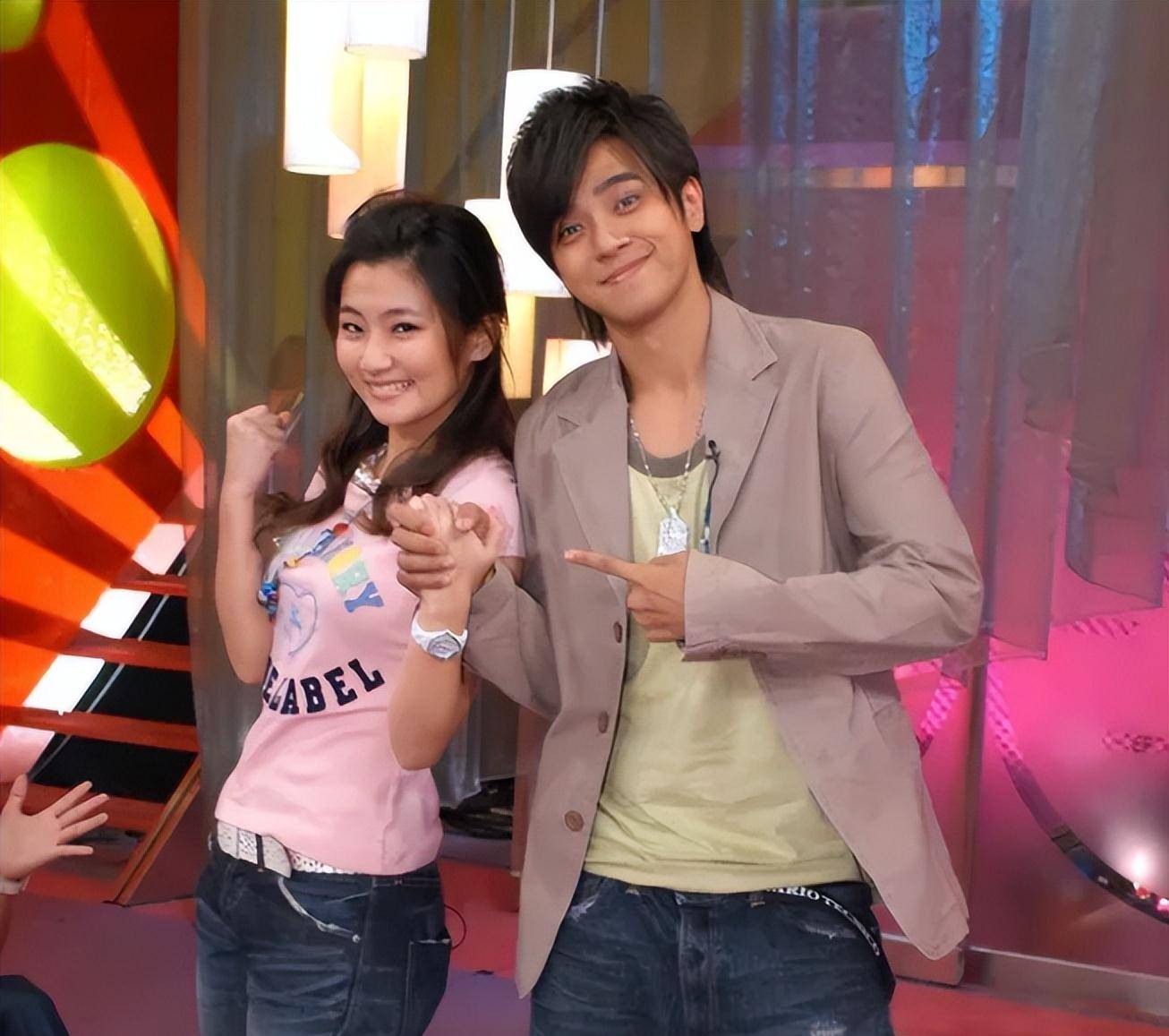 2010年，任家萱刚订婚一个月，就因意外被烧伤，未婚夫张承中却坚持和她结婚。但婚