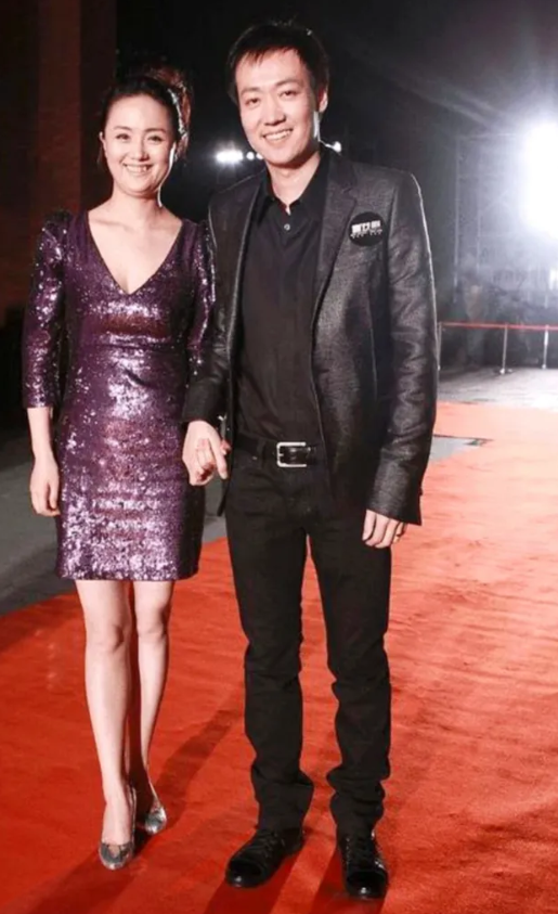 辛柏青和朱媛媛是演艺界的明星夫妻，长相虽不惊艳，但却越活越年轻。二人演技精湛，演