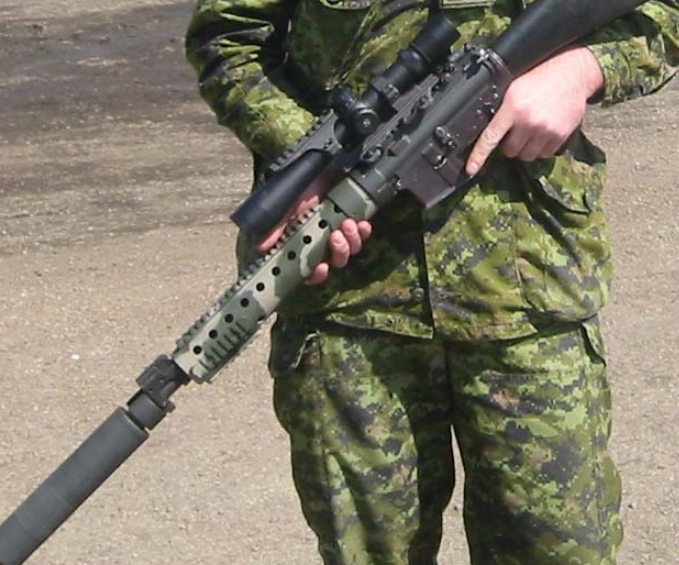 MK12狙击步枪发射与步枪相同的5.56×45毫米北约小口径弹药，采用和M16步