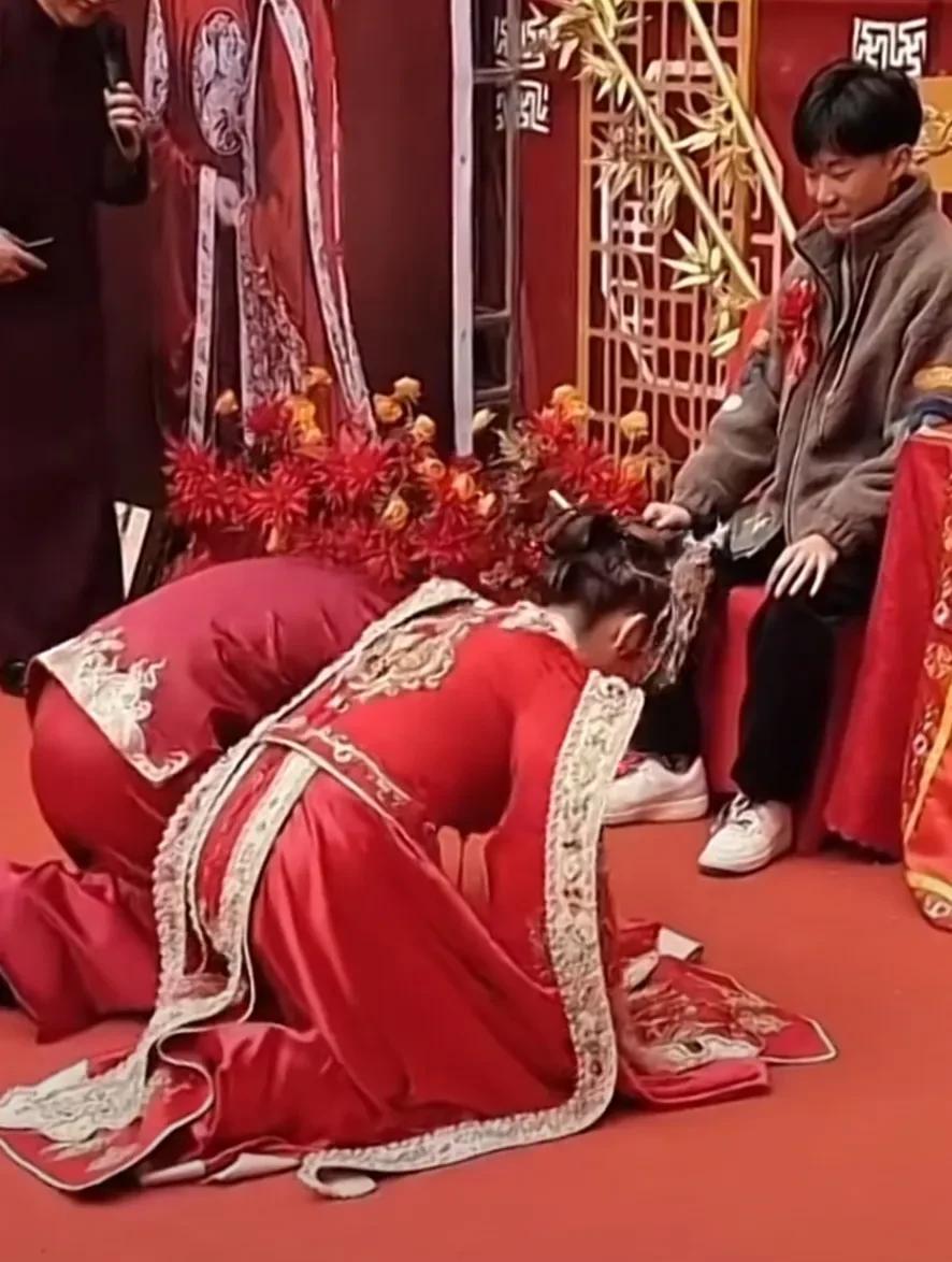 九叔被吓到了，不敢看侄女的班主任
这个小男孩人称代号九叔，人小辈分大，为了参加侄