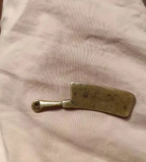 老同学欠了我2000块钱，今年给我发信息说，钱实在还不上了，不过可以拿家中祖传的