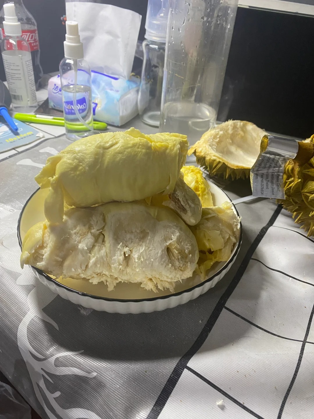 30一个榴莲坨坨，出肉率83%
下班路上看到路边边在吆喝
“榴莲，30一个！”
