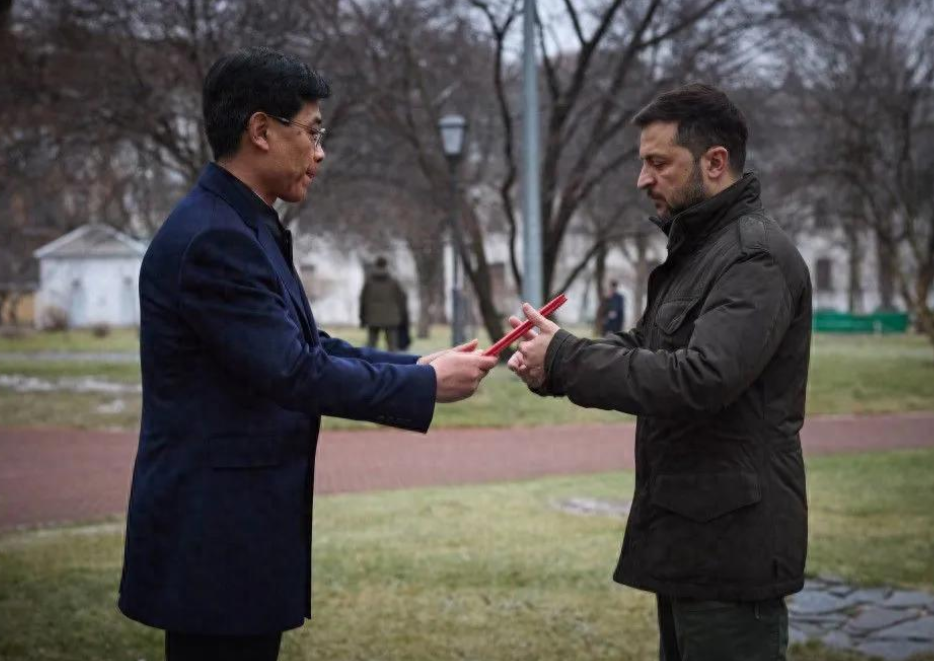 战争要结束了？泽连斯基妥协，中方坐火车抵达基辅，传递明确信号！