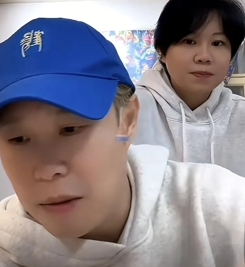 小沈阳非常的愤怒，直播的时候网友说他妻子沈春阳长得很一般，现在小沈阳是国内超一线