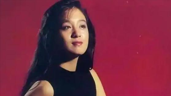 她曾经红过巩俐，却因爱错人毁了一生，婚后丈夫“拒认”亲生儿子