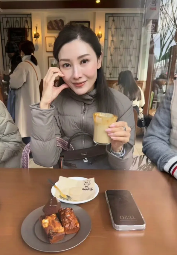 李嘉欣晒新照，54岁的她皮肤白皙脸上没有一丝皱纹，但就是看起来很老，状态很疲惫眼