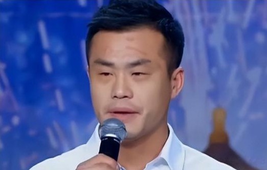 2000年，一名20岁的小伙子在监狱里悄然燃起了爱的火花。他暗恋上了一位温柔的女