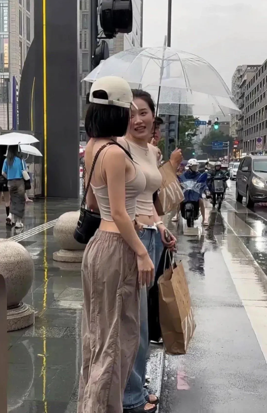 逛街的时候下雨了，还挺大的...