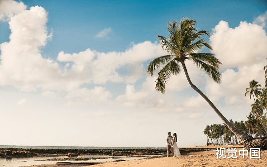 我和女友恋爱五年，她用百万粉情侣账号宣布即将结婚，结婚当天我才知道新郎不是我