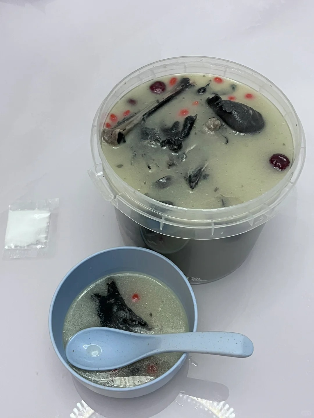 舍友突然给我买了一份乌鸡汤
大三实习我们在不同的城市，她下午问我租房子的住址，我