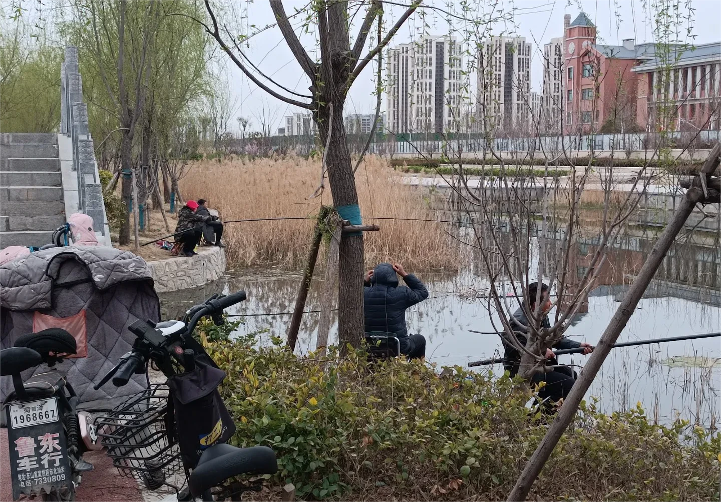 钓鱼人为了自身安全，应注意以下几点:
1  醉酒后莫钓鱼。
2  高压线下莫抛竿