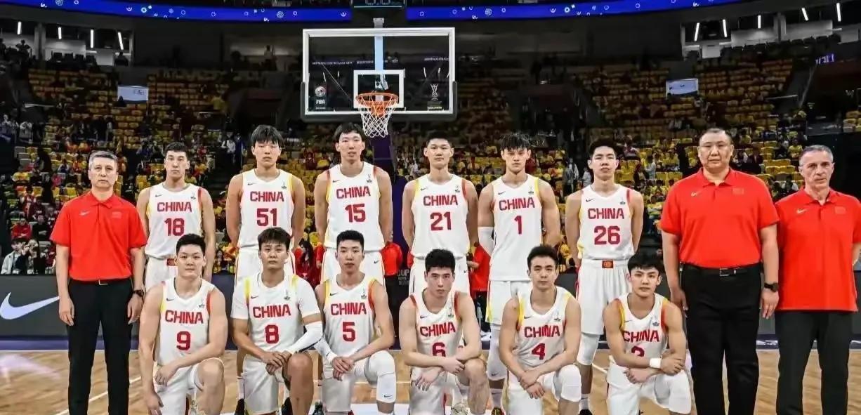 中国男篮86-78险胜关岛，
1：赵睿、胡金秋等国手出征，却被关岛38岁老将韦斯
