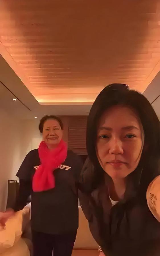 小S真的没跑路也没离开，只是不想露面！

小S不是出国了，就是在家里，不想露面，