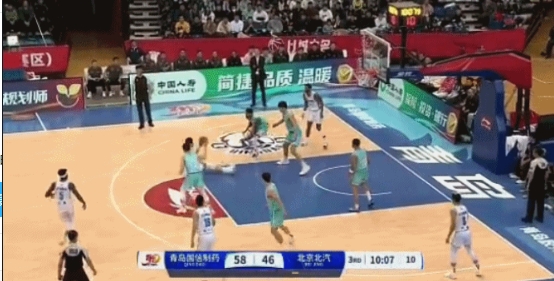 杨瀚森直接把周琦打崩溃了，面对面一个失误，然后面对面突破把自己撞倒地了，杨瀚森纹