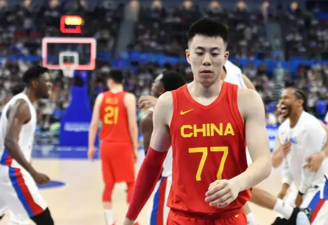 中国男篮已开始为期14天的集训，主打年轻化阵容，平均年龄23.3岁，预计6月26