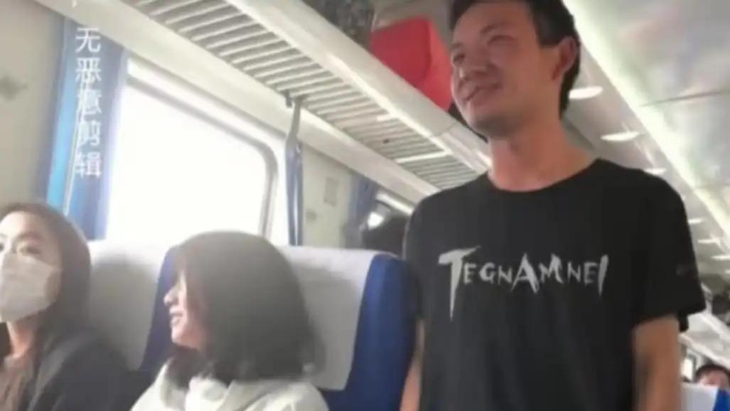 男子高铁纠缠小姑娘2小时，索要联系方式