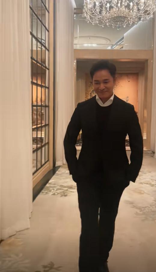郭晋安携手16岁的爱子翩然出镜，这一幕不仅温馨满满，还意外引发了一场关于颜值的热