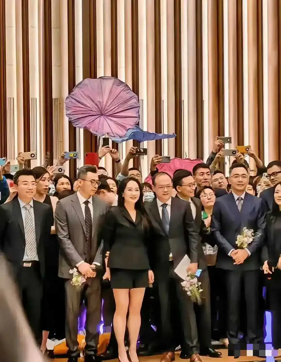 拍摄者对于瞬间的精彩拿捏得如此精准。
