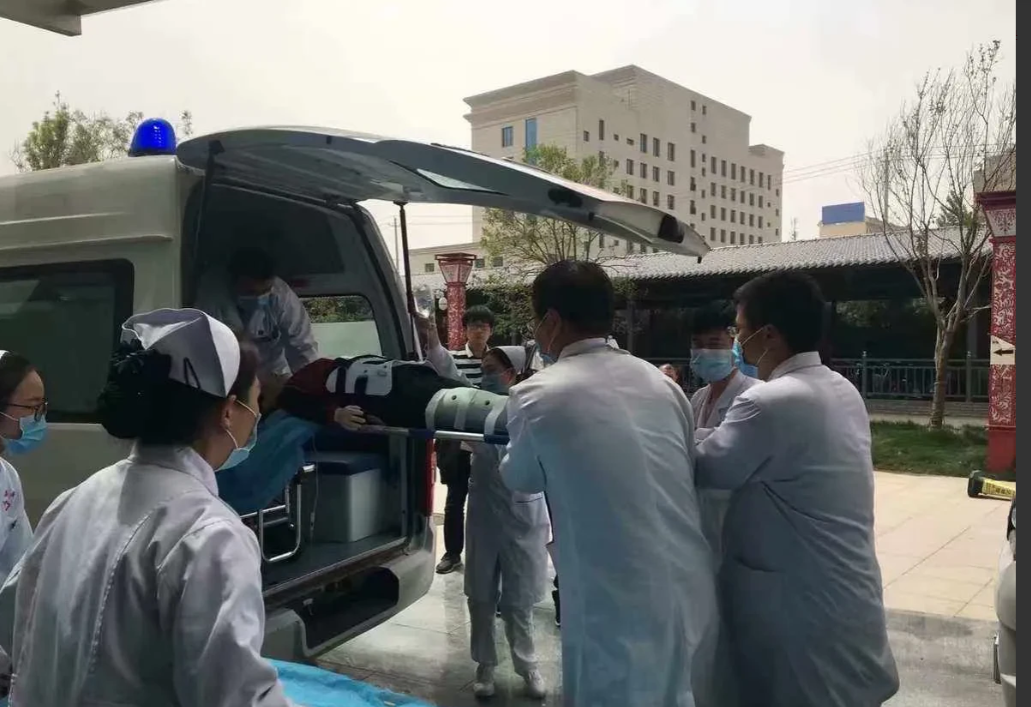 辽宁沈阳，一女子和已婚男子去饭店吃饭，不曾想，还没动筷，男子就突发从椅子上滑下来