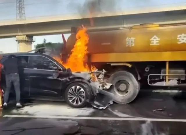 山西运城问界M7追尾起火交通事故，问界官方进行了回应：
1、事故车辆是M7 Pl