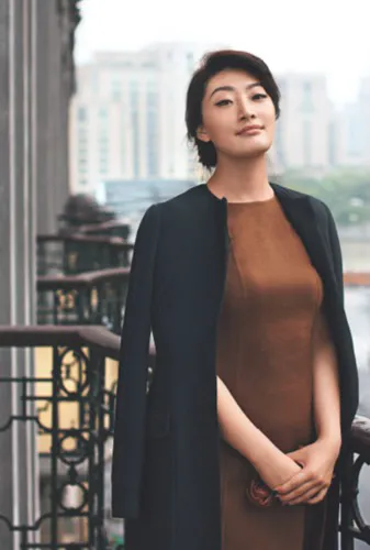 宗大小姐现在有三种选择：
第一，把哇哈哈卖掉，起码能套现几百亿，这些钱够整个家族
