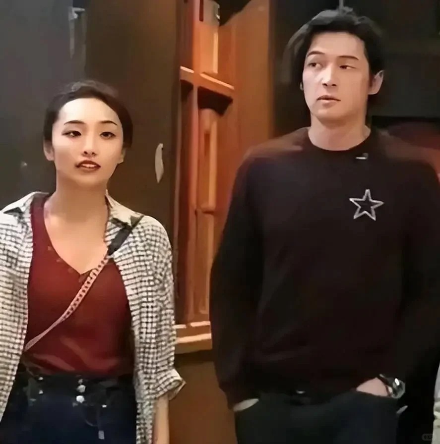 胡歌老婆生图❗清秀大方成人生赢家...
胡歌跟妻子黄曦宁同框啦！这也是他们婚后难