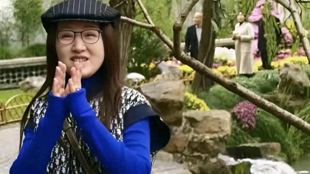 杨钰莹逛公园，被粉丝要求合影，素颜黑发，笑容亲切，像30岁少女