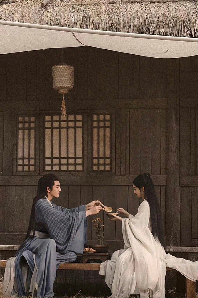 #追她呀 她旺你#网友爱吃瓜，还爱造瓜。有网友劝林更新去追赵丽颖：追她啊，她旺你