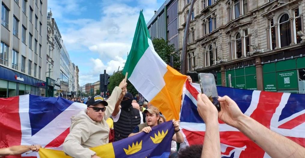 今天爱尔兰和英格兰全境都爆了。

爱尔兰人问这是不是自己政府在1998年4月10