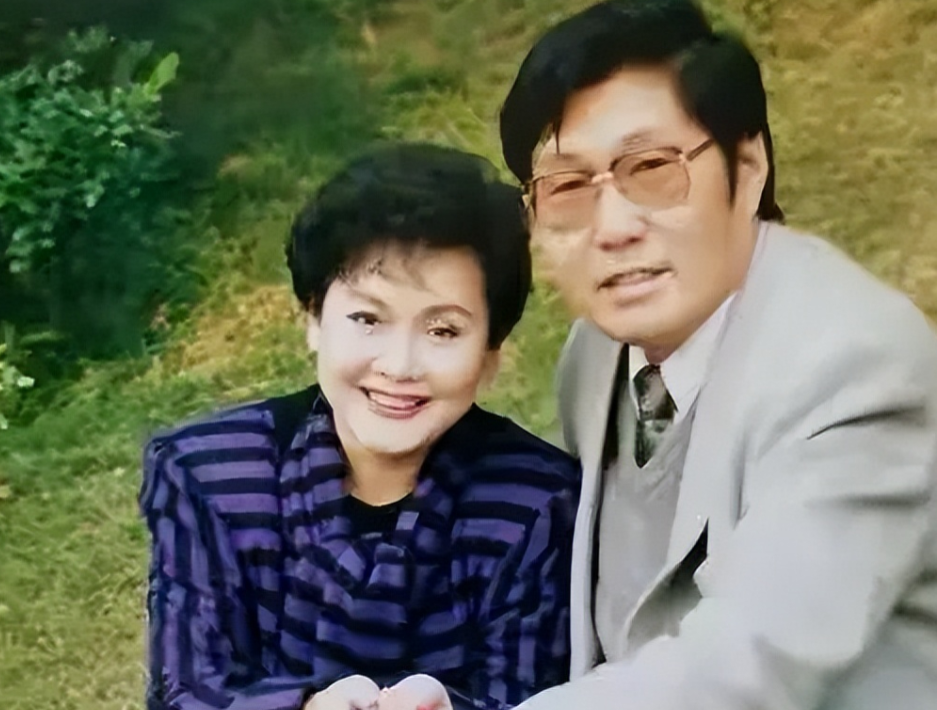 李谷一头婚嫁给恩师金铁霖，因为不育被迫离婚，二婚嫁给开国元勋海军司令肖劲光的儿子