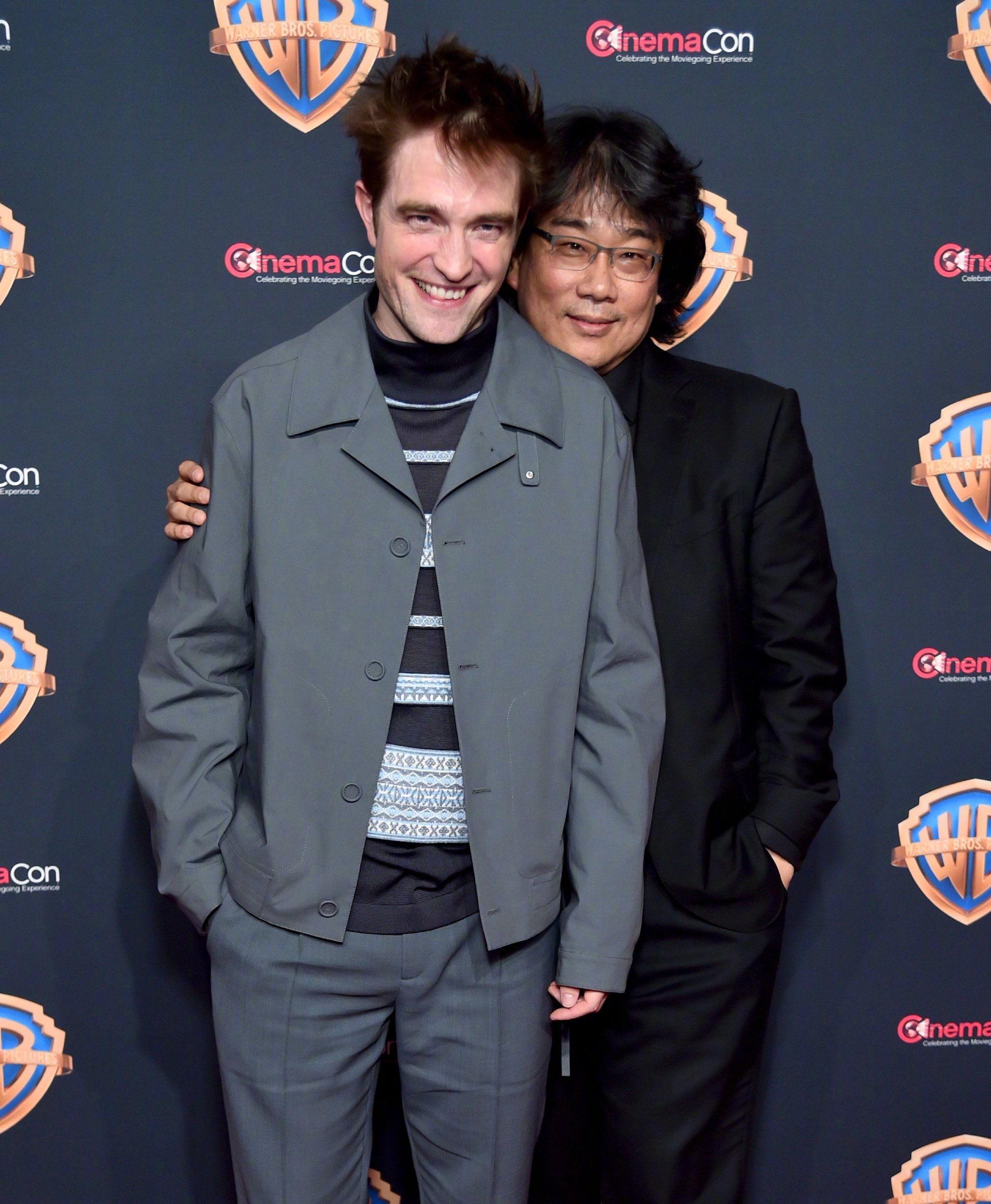 罗伯特·帕丁森、奉俊昊亮相2024年CinemaCon电影产业大会宣传新片《米奇