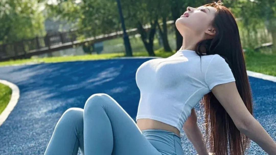 红粉佳人|瑜伽裤+短T恤穿搭，微胖美女在跑步