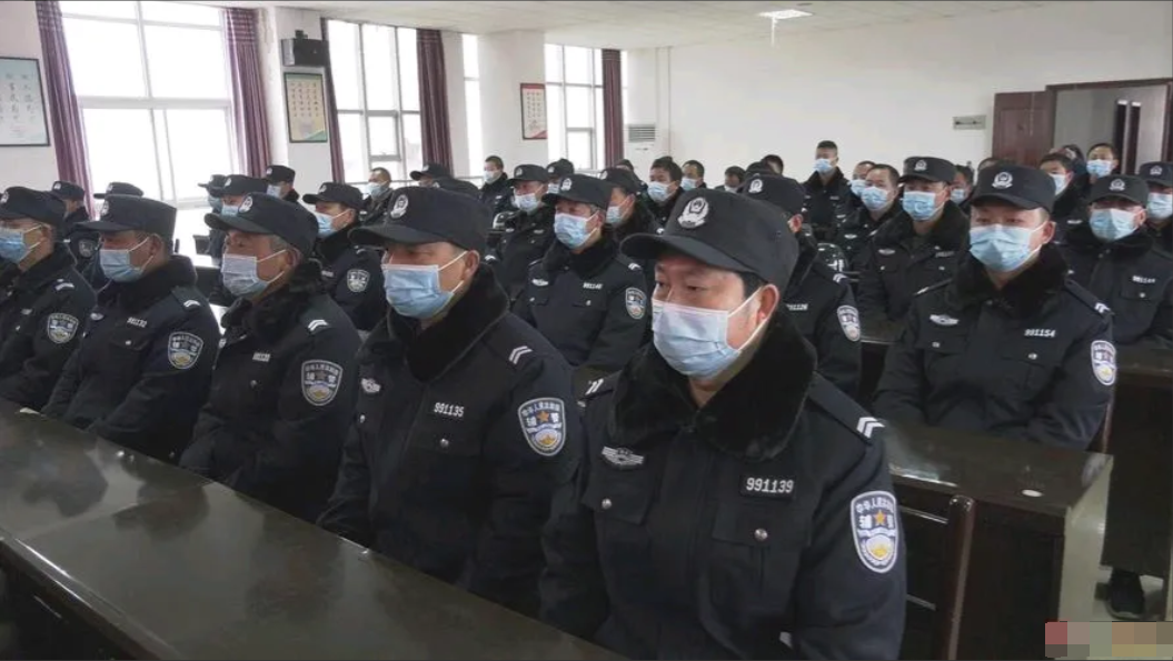 民警、辅警数量庞大，为啥还这么辛苦？国家统计局说了，全国正式民警有220万，辅警