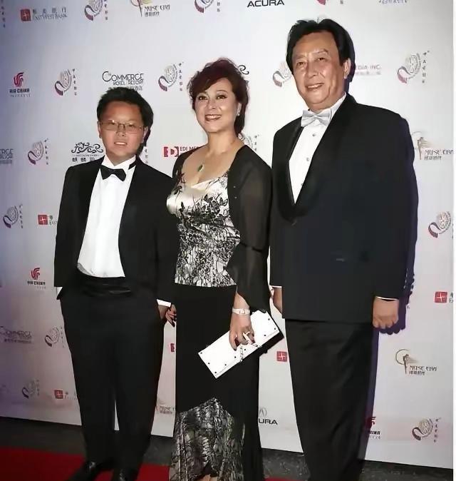 唐国强，国士无双，演技炸裂，不俗之人！
老婆，魅力无限，温婉大气，才貌双全！
小