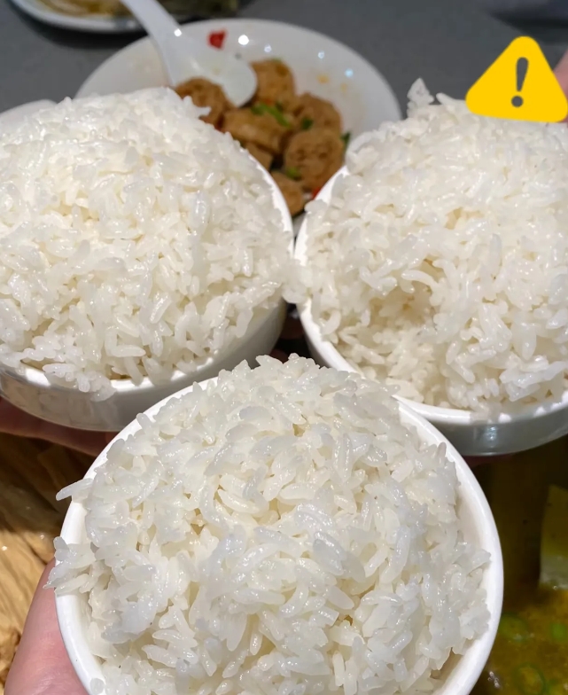家人们，我周末去闺蜜家聚餐，可算碰上“活久见”的事儿了！

当时我在厨房帮她打下