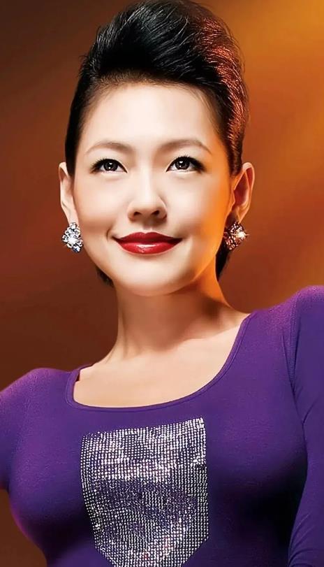 小S这下子损失惨重了。那一边大S的遗产到了S妈手上，和她没啥关系。这一边自己形象