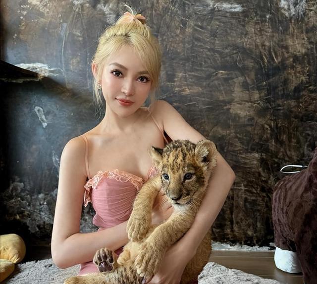 网红郭美美奢靡依旧，和金主男友世界游，网友：这种女人还有人要（郭美美 网络人物简介）-第1张图片-九妖电影