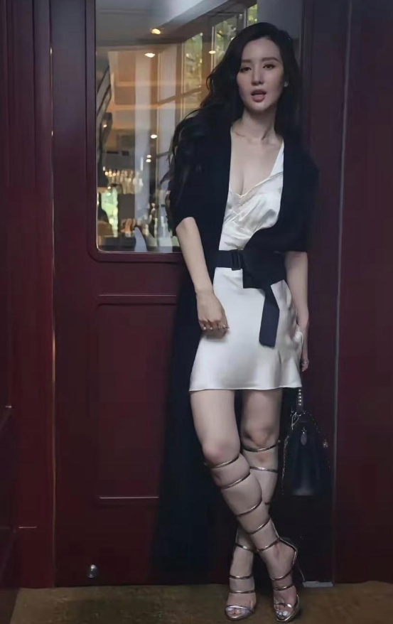 张萌身材真不错，但这样穿鞋显丰满，走路不难受吗

张萌的这双鞋不仅让她的身材显得