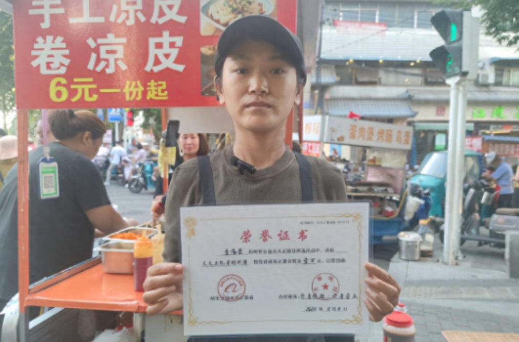 山东女子深夜带自闭症儿子摆摊，1男子试探着问：“我能免费吃碗凉皮吗？”女子愣了愣