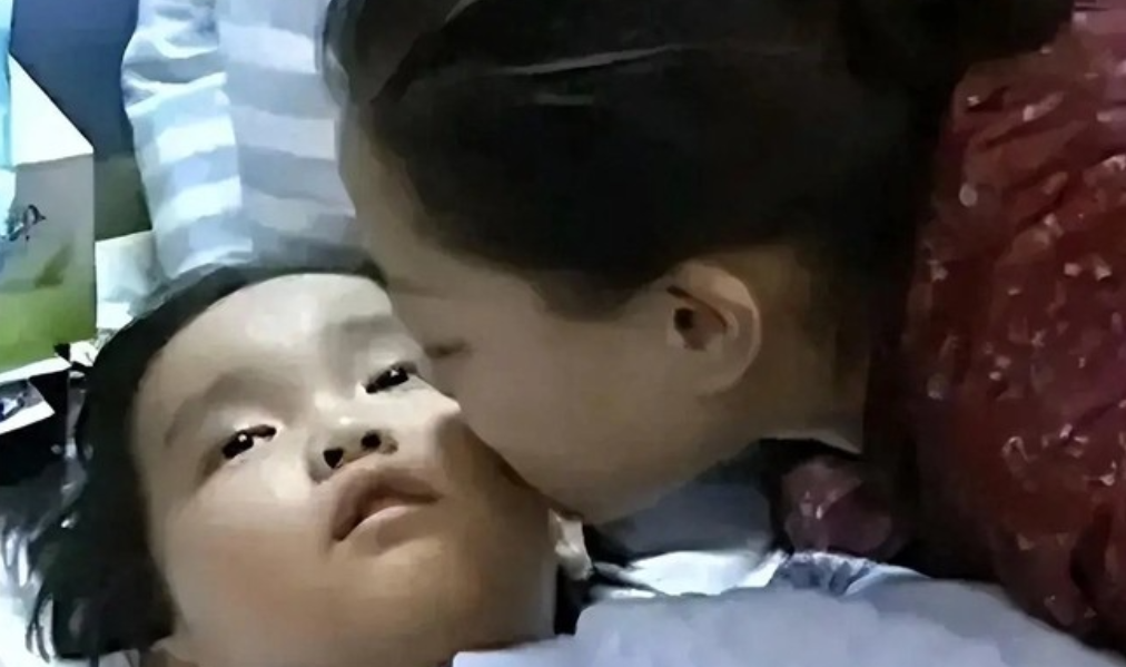 “我的孩子，你安心走吧！”这是2014年湖北一个母亲对她七岁儿子说的话。周璐因为